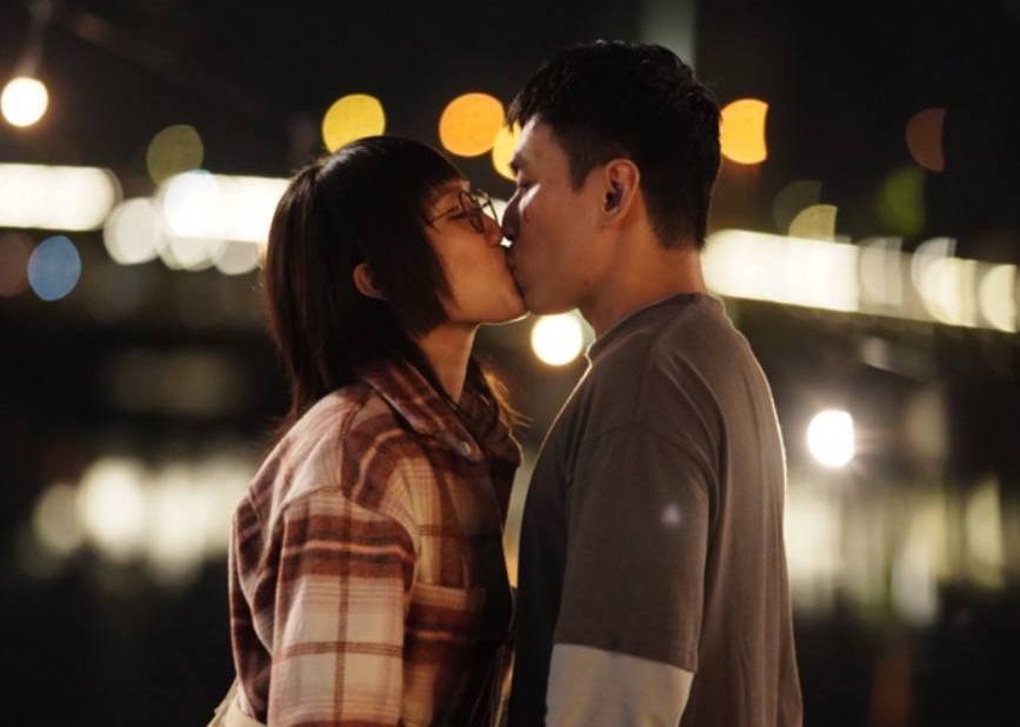 Diệu Nhi và Kiều Minh Tuấn có cảnh hôn nhau trong phim điện ảnh (Ảnh: Fanpage Trên bàn nhậu dưới bàn mưu).