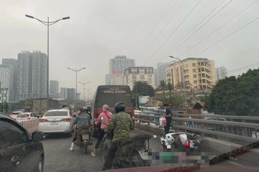 Nữ tài xế xe công nghệ tử vong sau va chạm với ô tô trên cầu vượt Mai Dịch