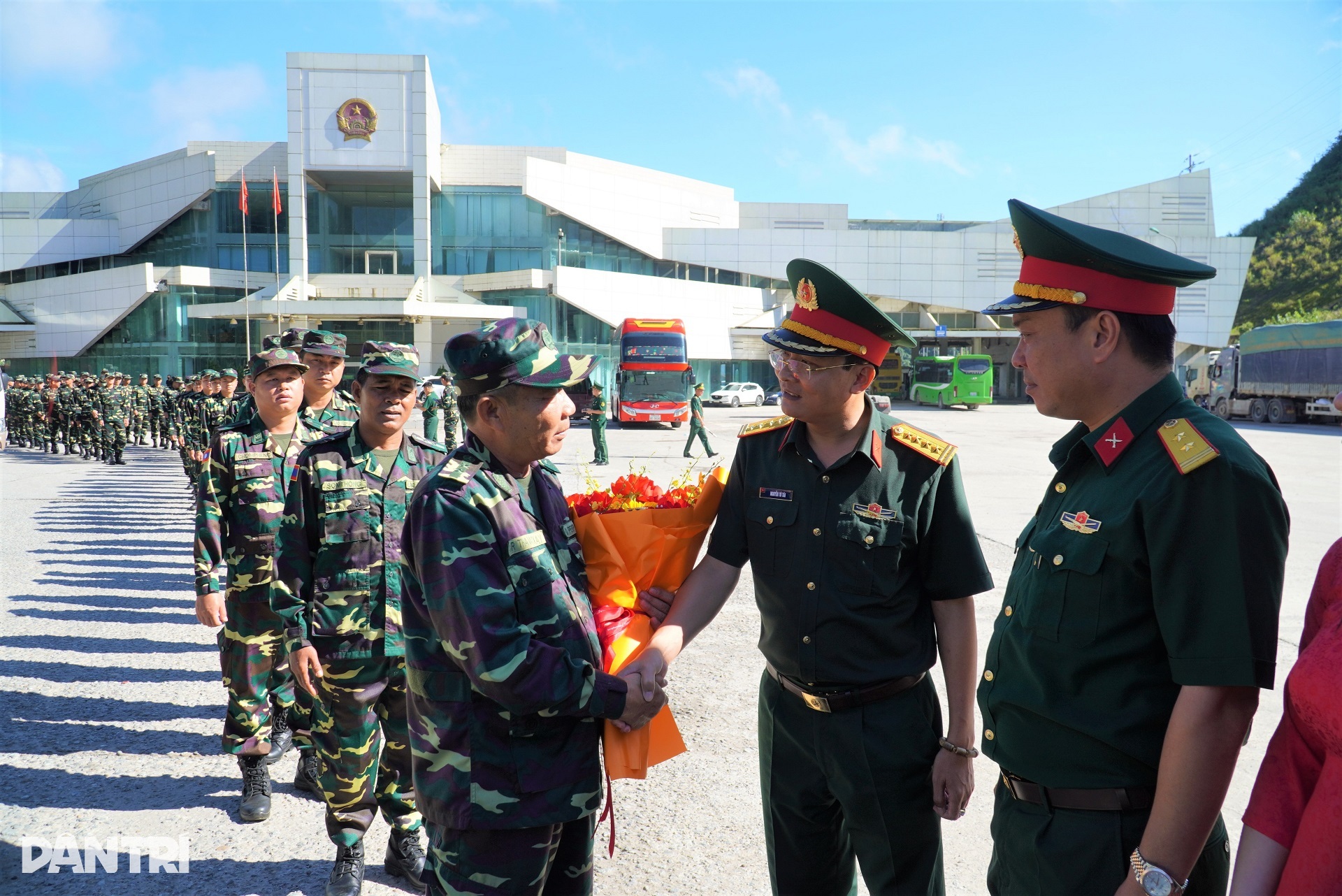 Món quà đặc biệt tặng đoàn quân nhân Lào tham gia A80 - 1 Món quà đặc biệt tặng đoàn quân nhân Lào tham gia A80 - 1