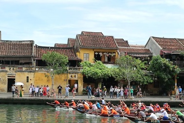 Đua ghe ngang “Hội An - Nhật Bản và du khách”
