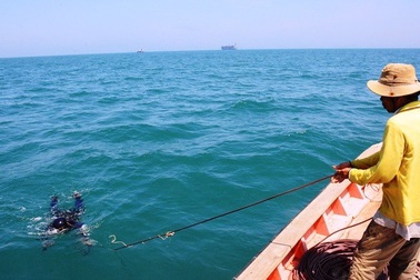 Nghề lặn xuống ngoi lên vớt tiền triệu bỏ túi