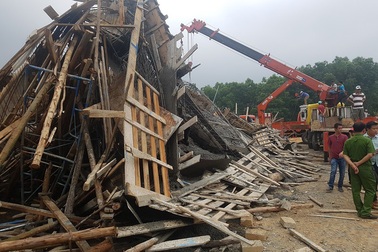 Sập giàn giáo thi công cây xăng, nhiều công nhân bị vùi trong đống đổ nát
