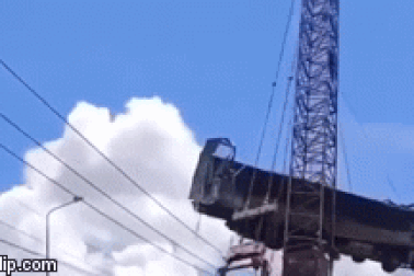 Vụ sập cầu: Cần cẩu bất ngờ gãy đôi khi đang cẩu xe tải lên bờ