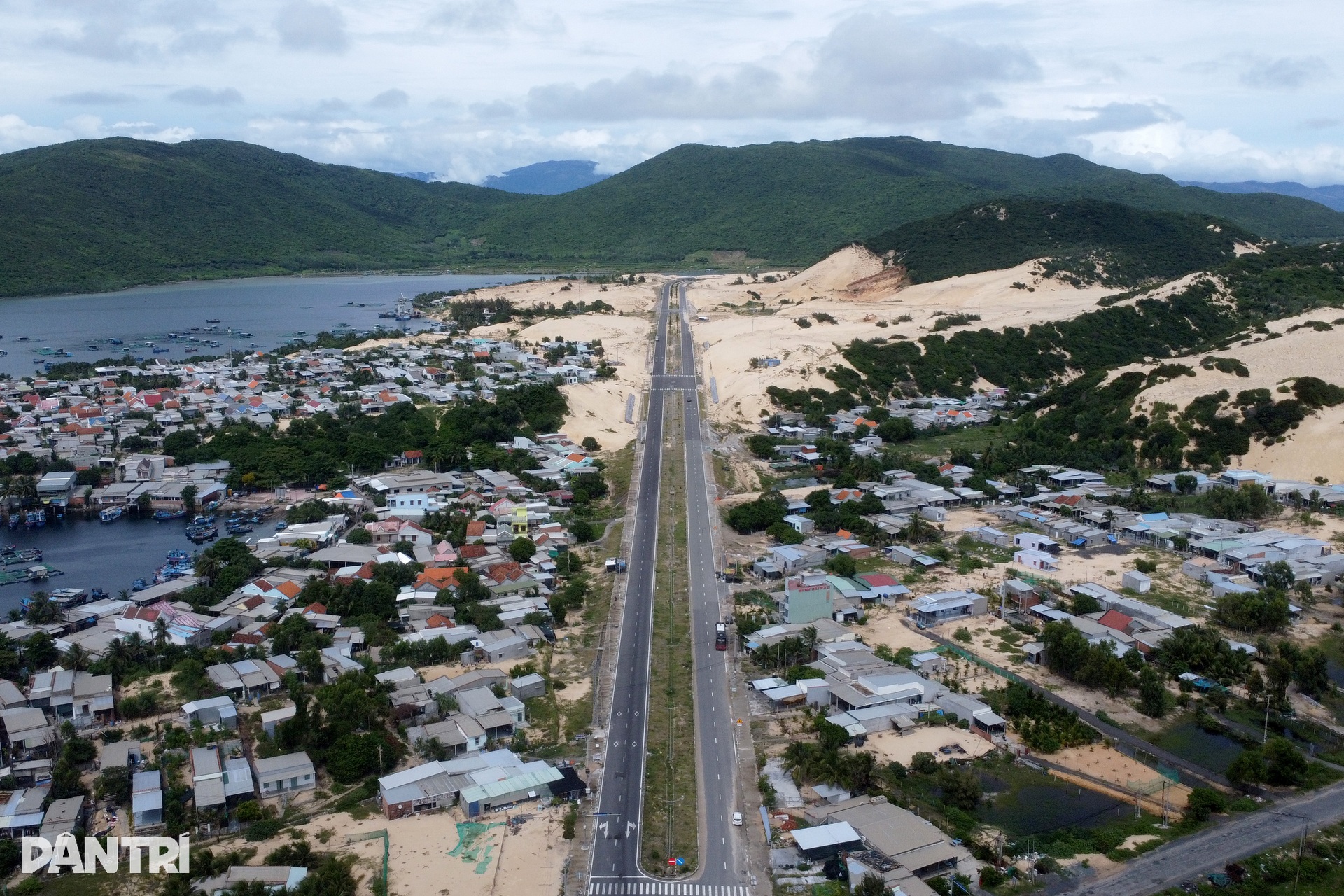 Người dân vấp chi chít “ổ gà”, ngã nhào trên đường 260 tỷ đồng mới bàn giao - 1 Người dân vấp chi chít “ổ gà”, ngã nhào trên đường 260 tỷ đồng mới bàn giao - 1
