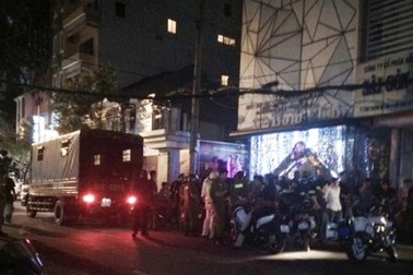 Hơn 300 khách chơi nhốn nháo khi bị cảnh sát ập vào kiểm tra