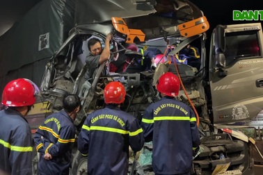 "Nghẹt thở" giải cứu người đàn ông kẹt trong cabin xe tải bẹp dúm