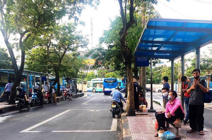 Nhiều người dân Hà Nội không chấp hành qui đinh đeo khẩu trang nơi công cộng - Ảnh 4. Nhiều người dân Hà Nội không chấp hành qui đinh đeo khẩu trang nơi công cộng - Ảnh 4.