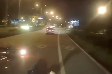 Tài xế xe tải phản ứng cực nhanh tránh người bị ngã ra đường