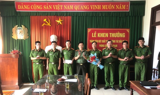 Lãnh đạo Công an thành phố Huế khen thưởng tập thể Công an phường Đông Ba