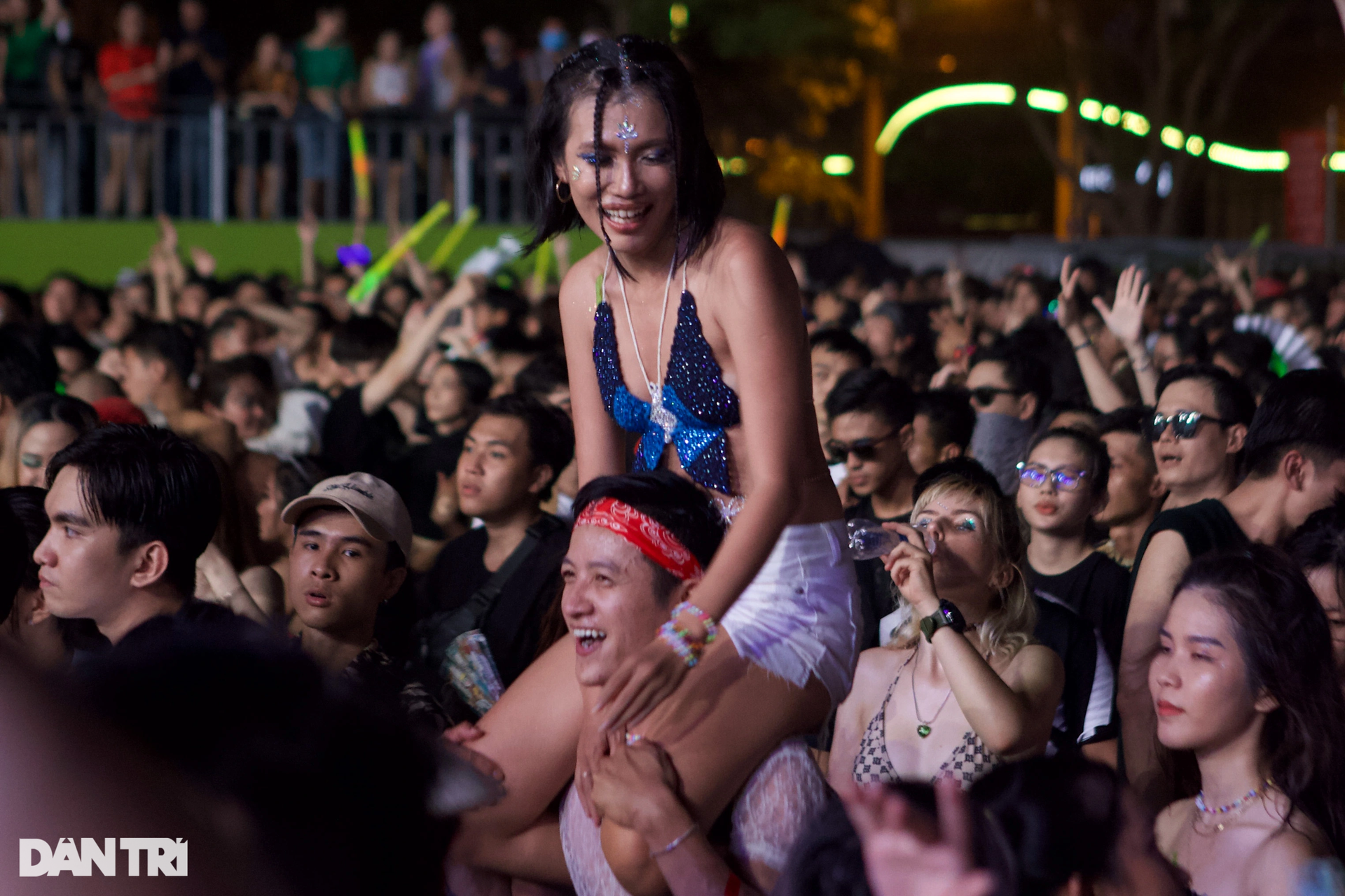 Hàng nghìn bạn trẻ quẩy hết mình với lễ hội âm nhạc EDM số một Việt Nam - 8 Hàng nghìn bạn trẻ quẩy hết mình với lễ hội âm nhạc EDM số một Việt Nam - 8