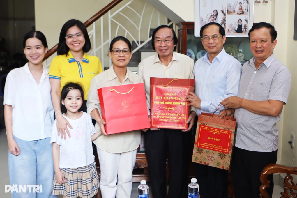 Lãnh đạo Chính phủ tri ân người có công với cách mạng tại thành phố Huế - 3 Lãnh đạo Chính phủ tri ân người có công với cách mạng tại thành phố Huế - 3