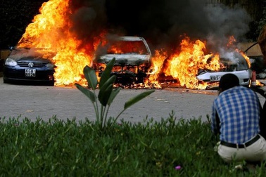 Khách sạn sang trọng chìm trong khói lửa do bị khủng bố, 15 người chết
