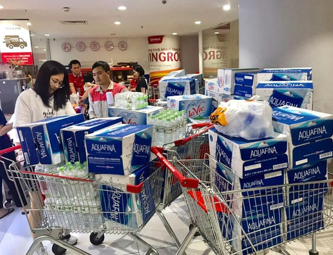 Viwasupco chưa hẹn ngày cấp nước trở lại, dân Hà Nội săn lùng từng lít nước đóng chai - Ảnh 7. Viwasupco chưa hẹn ngày cấp nước trở lại, dân Hà Nội săn lùng từng lít nước đóng chai - Ảnh 7.