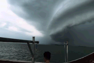 Hình ảnh đám mây đen khổng lồ như vòi rồng ở Quảng Ninh