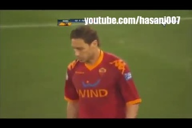 Totti thẳng chân sút vào người Balotelli