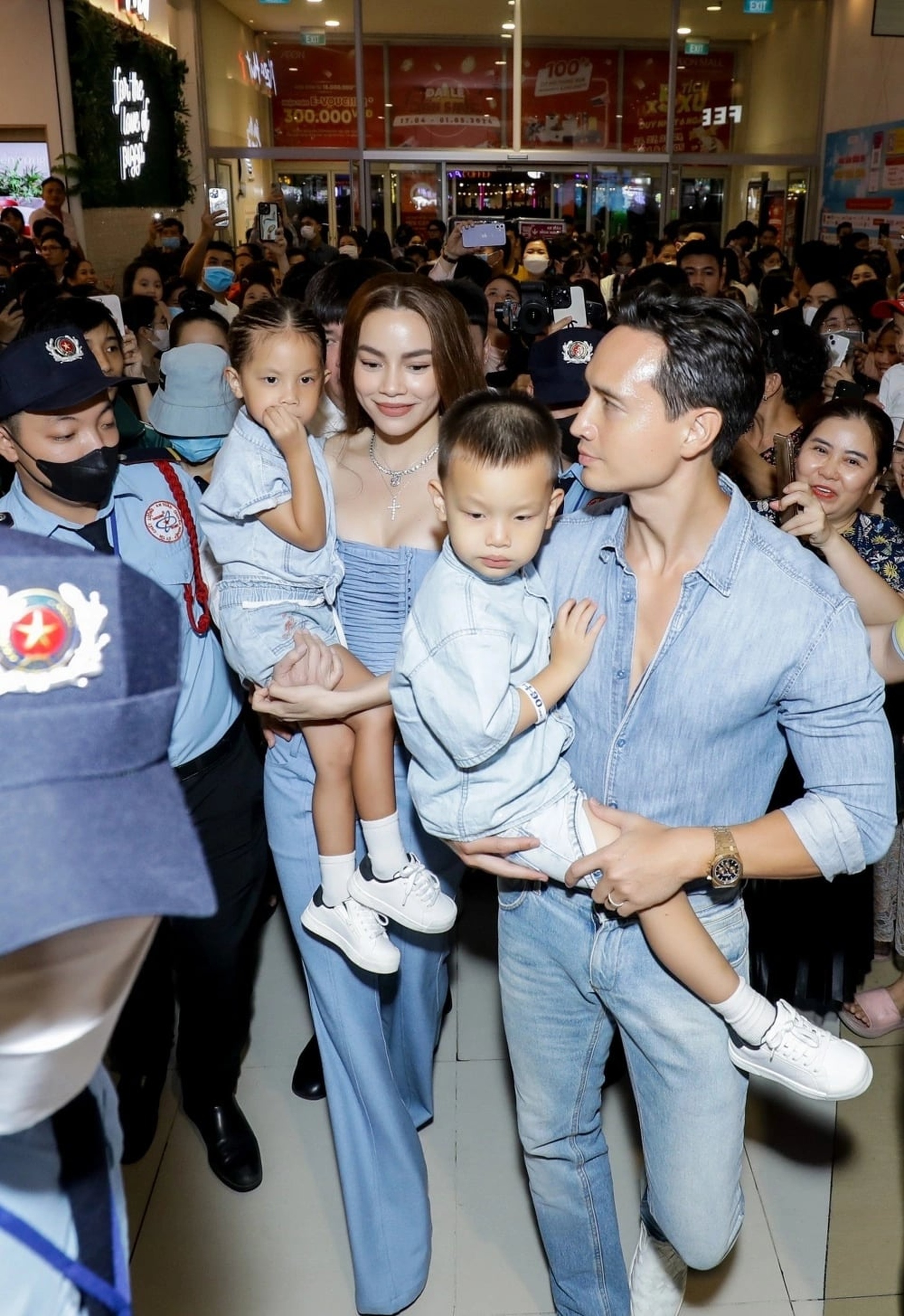 Hồ Ngọc Hà diện đồ đồng điệu cùng con gái, không hàng hiệu vẫn gây sốt - 8