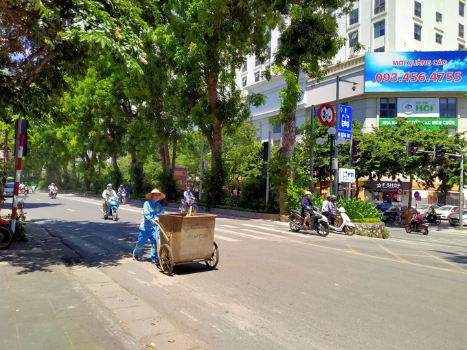 Người lao động “vật vã” giữa cái nóng ở Hà Nội - Ảnh 5.