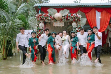 Ấn tượng cô dâu về nhà chồng bằng thuyền thúng vượt lũ