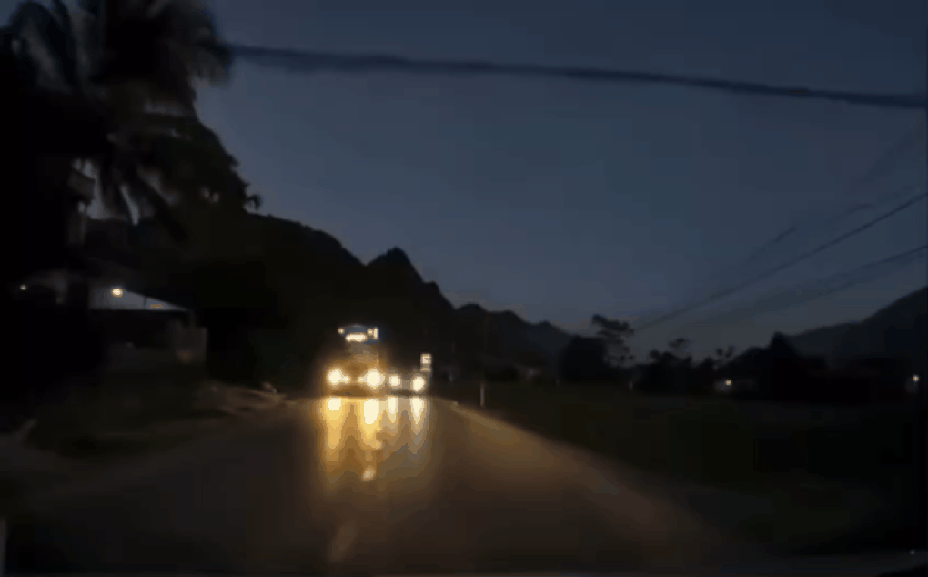 Tài xế ô tô con vượt ẩu, suýt gây tai nạn với xe đi đúng làn đường - 1