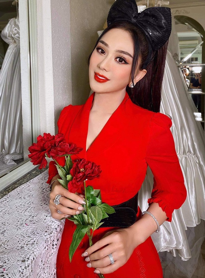 Lâm Khánh Chi được chồng trẻ hôn thắm thiết ở tiệc sinh nhật, ai dè nhẫn kim cương khủng ở tay chiếm trọn sự chú ý - Ảnh 2. Lâm Khánh Chi được chồng trẻ hôn thắm thiết ở tiệc sinh nhật, ai dè nhẫn kim cương khủng ở tay chiếm trọn sự chú ý - Ảnh 2.