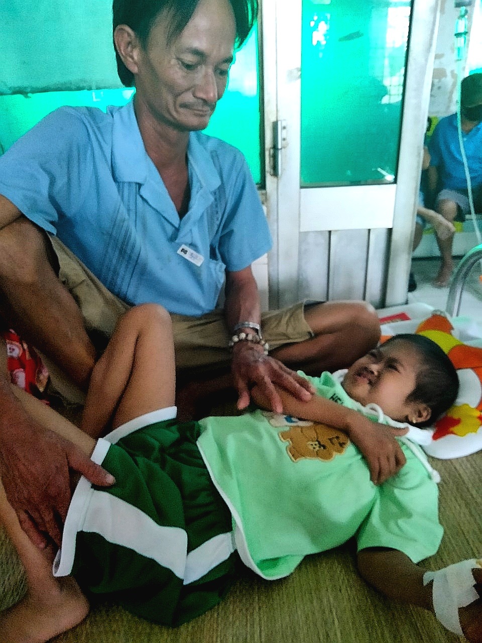 Người cha khắc khổ xin quỳ lạy để cứu con gái chịu thiệt thòi từ nhỏ - 6 Người cha khắc khổ xin quỳ lạy để cứu con gái chịu thiệt thòi từ nhỏ - 6