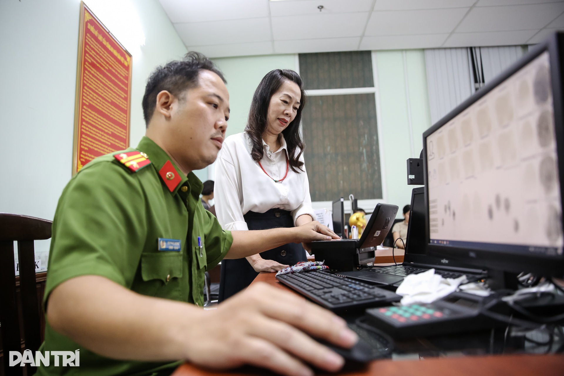 Người già, trẻ nhỏ ở TPHCM phấn khởi đi làm thẻ căn cước mới - 8 Người già, trẻ nhỏ ở TPHCM phấn khởi đi làm thẻ căn cước mới - 8