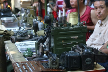 Kỳ lạ phiên chợ đồ cổ giữa trung tâm Hà Nội