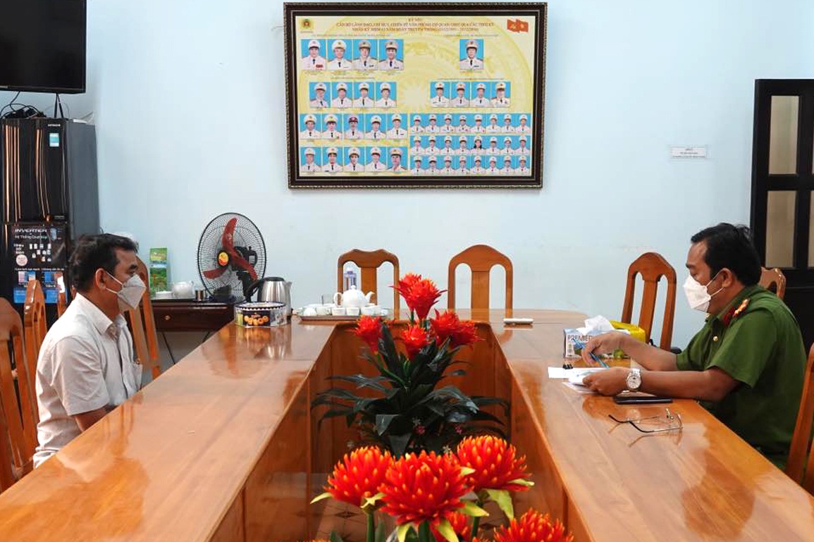 Bắt trung tướng dỏm bị truy nã vì lừa đảo, chiếm đoạt tiền tỷ - 2 Bắt trung tướng dỏm bị truy nã vì lừa đảo, chiếm đoạt tiền tỷ - 2