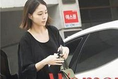 Vợ Lee Byung Hun lần đầu tái xuất sau khi sinh