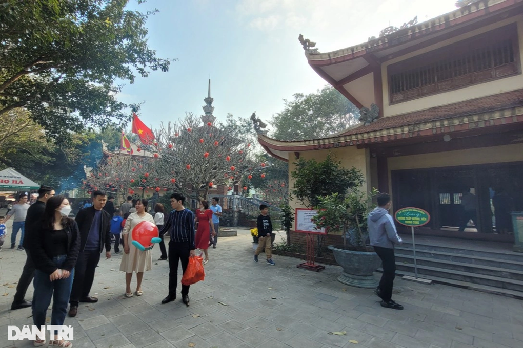 Hàng nghìn du khách lên rừng cầu may ngày đầu năm mới - 4 Hàng nghìn du khách lên rừng cầu may ngày đầu năm mới - 4