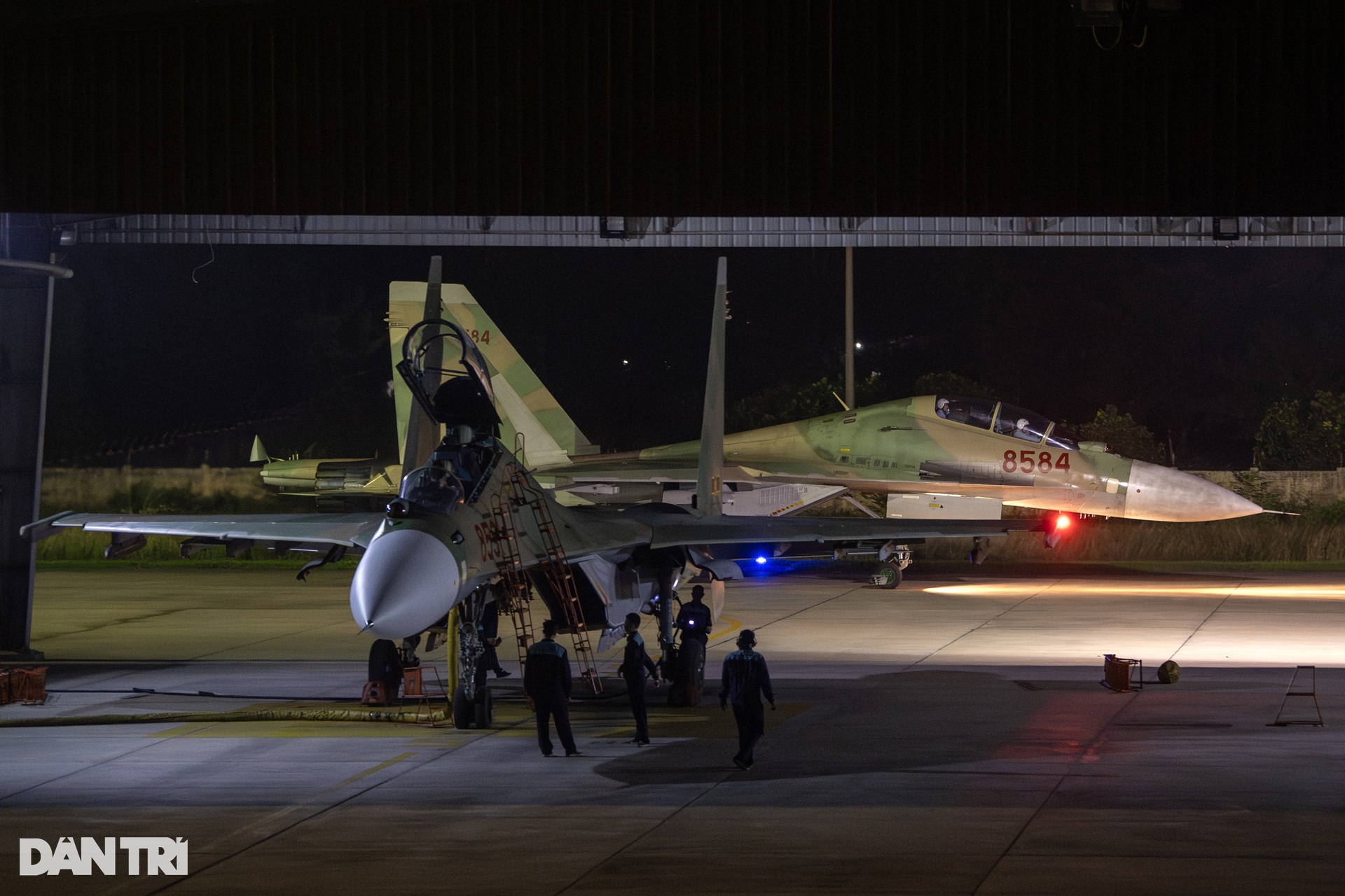 Chiêm ngưỡng hổ mang chúa SU-30MK2 xuất kích huấn luyện bay đêm - 12 Chiêm ngưỡng hổ mang chúa SU-30MK2 xuất kích huấn luyện bay đêm - 12