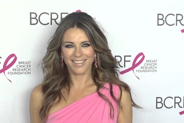 Elizabeth Hurley điệu đà với váy hồng