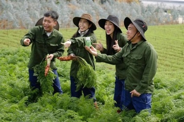 Kịch bản hoàn hảo lừa người mua của Quang Linh, Thùy Tiên và Hằng "Du mục"