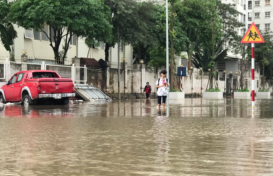 Hà Nội: Hàng loạt ô tô chìm trong dòng nước sau cơn mưa lớn - 8 Hà Nội: Hàng loạt ô tô chìm trong dòng nước sau cơn mưa lớn - 8