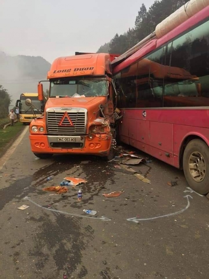 Tai nạn kinh hoàng trên đèo Hua Tạt, đầu xe khách cắm chặt vào thùng xe container - Ảnh 5. Tai nạn kinh hoàng trên đèo Hua Tạt, đầu xe khách cắm chặt vào thùng xe container - Ảnh 5.