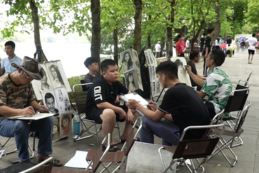 Lao động mưu sinh phố đi bộ: Làm vì đam mê, duy trì nghề truyền thống