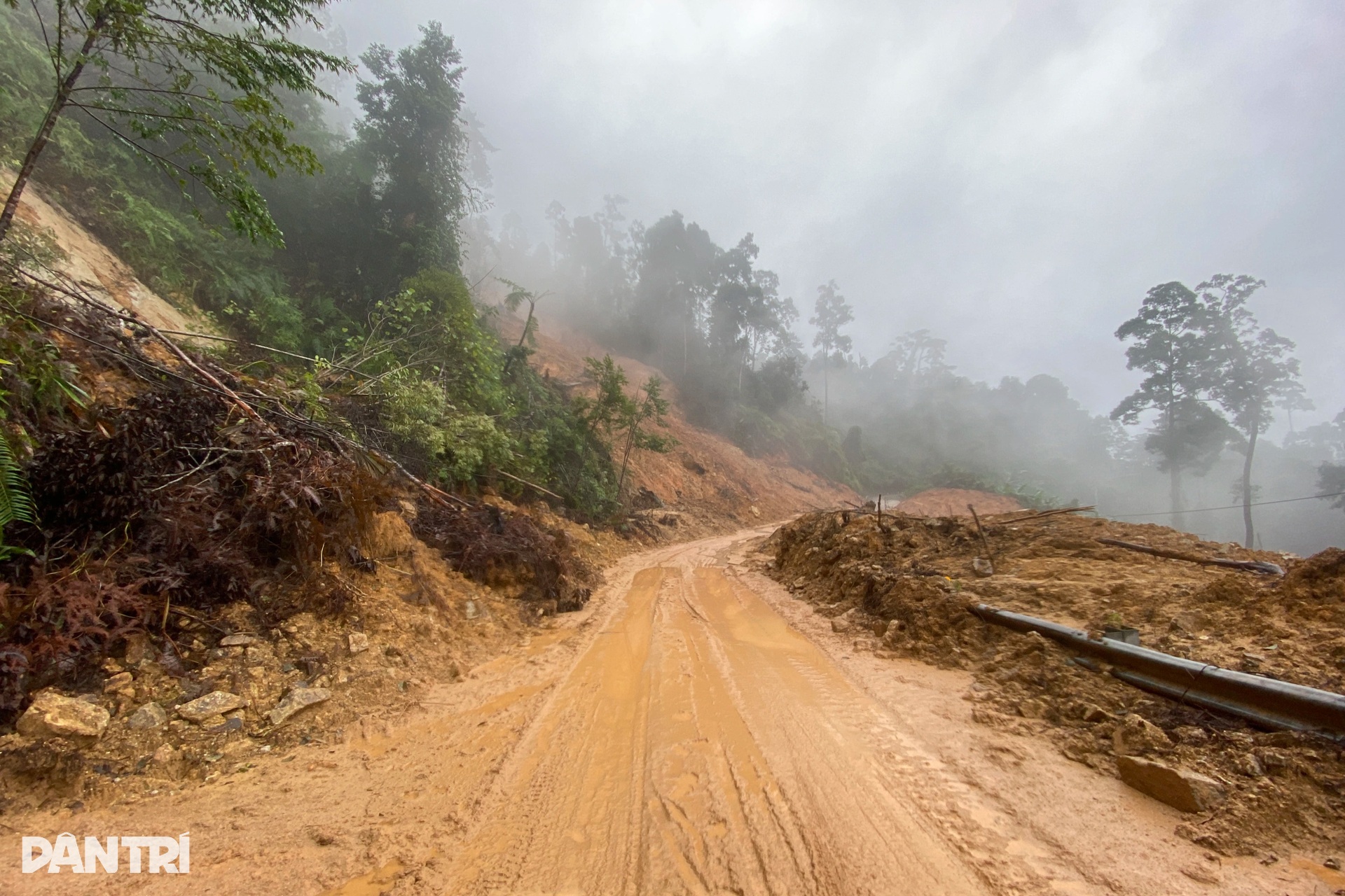Cầu bị xô nghiêng, sạt lở bủa vây đường, nhà dân trên đỉnh Trường Sơn - 7