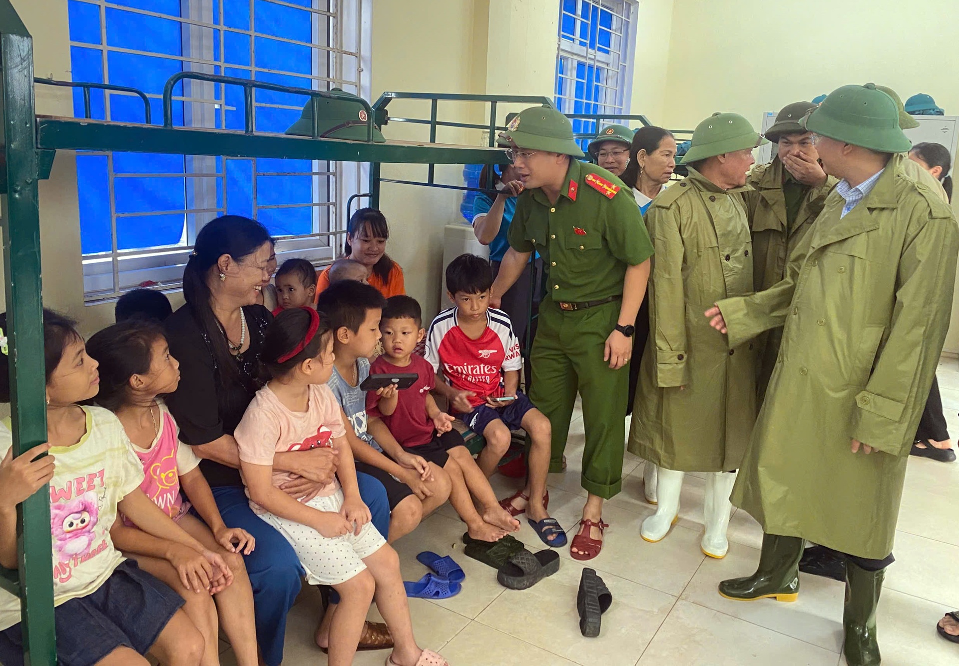 Công an gõ cửa từng nhà, vận động người dân đi sơ tán tránh bão Bualoi - 1 Công an gõ cửa từng nhà, vận động người dân đi sơ tán tránh bão Bualoi - 1