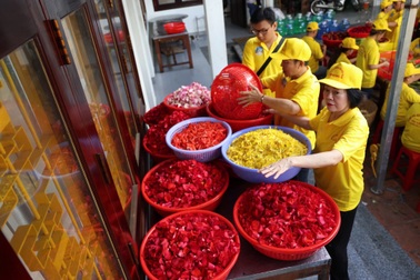 Cận cảnh quá trình nấu 9 loại hoa tắm tượng Bà Chúa Xứ núi Sam