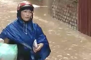 Nước ngập sâu hàng mét tại ngõ 290, đường Bắc Cạn, phường Hoàng Văn Thụ, TP Thái Nguyên (Video do lãnh đạo phường Hoàng Văn Thụ cung cấp)