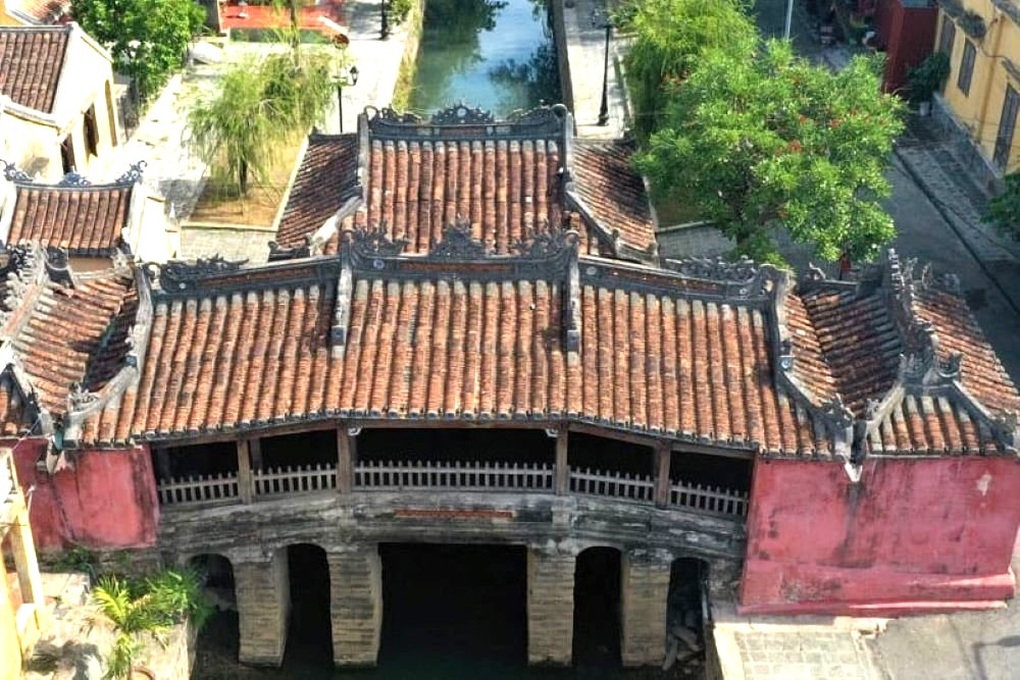 Du khách thích thú xem cuộc đại trùng tu Chùa Cầu Hội An - 1 Du khách thích thú xem cuộc đại trùng tu Chùa Cầu Hội An - 1