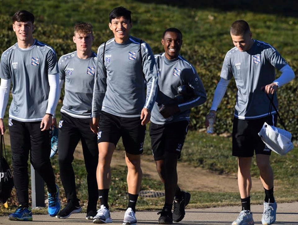 Đáp trả những chỉ trích, Văn Hậu rạng rỡ trên sân tập cùng SC Heerenveen - 1 Đáp trả những chỉ trích, Văn Hậu rạng rỡ trên sân tập cùng SC Heerenveen - 1