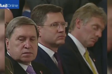 Quan chức ngủ gật trong cuộc họp của Tổng thống Putin