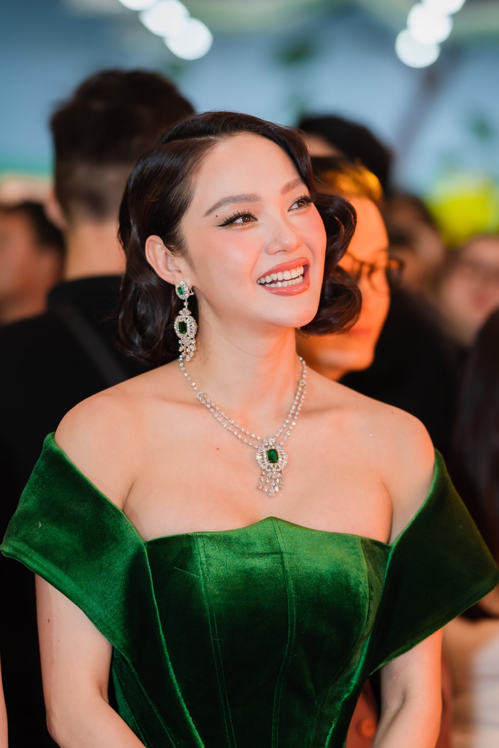 Minh Hằng phản ứng bất ngờ khi bị ép khoe ảnh chồng - 2 Minh Hằng phản ứng bất ngờ khi bị ép khoe ảnh chồng - 2