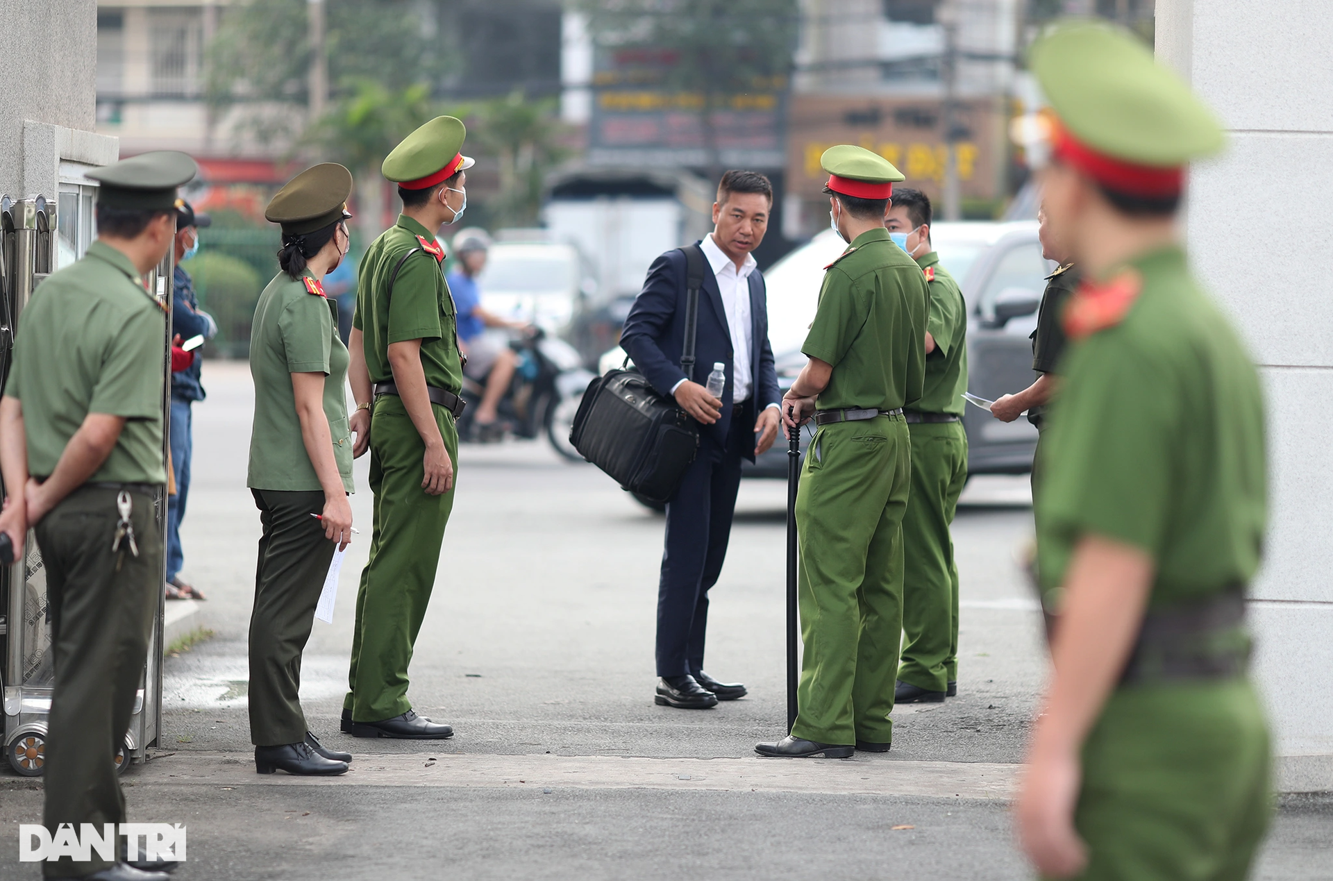 An ninh siết chặt ở phiên tòa xét xử đại án buôn lậu 200 triệu lít xăng - 1 An ninh siết chặt ở phiên tòa xét xử đại án buôn lậu 200 triệu lít xăng - 1