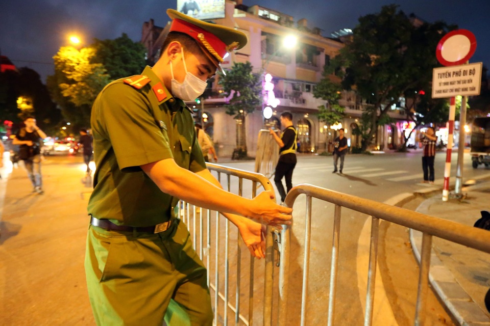 Hà Nội: Náo nhiệt ngày Phố đi bộ mở cửa trở lại - 1 Hà Nội: Náo nhiệt ngày Phố đi bộ mở cửa trở lại - 1