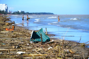 Biển Sầm Sơn tan hoang, ngổn ngang rác thải sau bão Bualoi