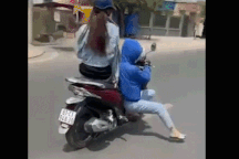 Triệu tập thanh niên "làm xiếc" khi lái xe máy trên đường