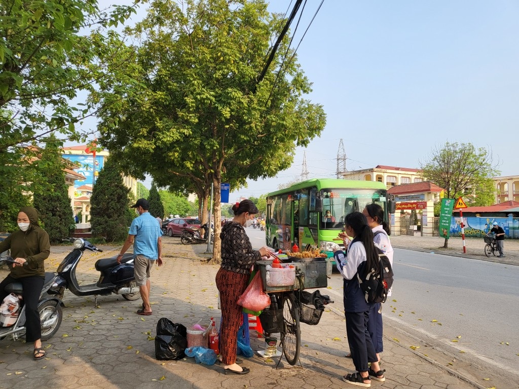 Thực phẩm không rõ nguồn gốc “bủa vây” cổng trường - 1