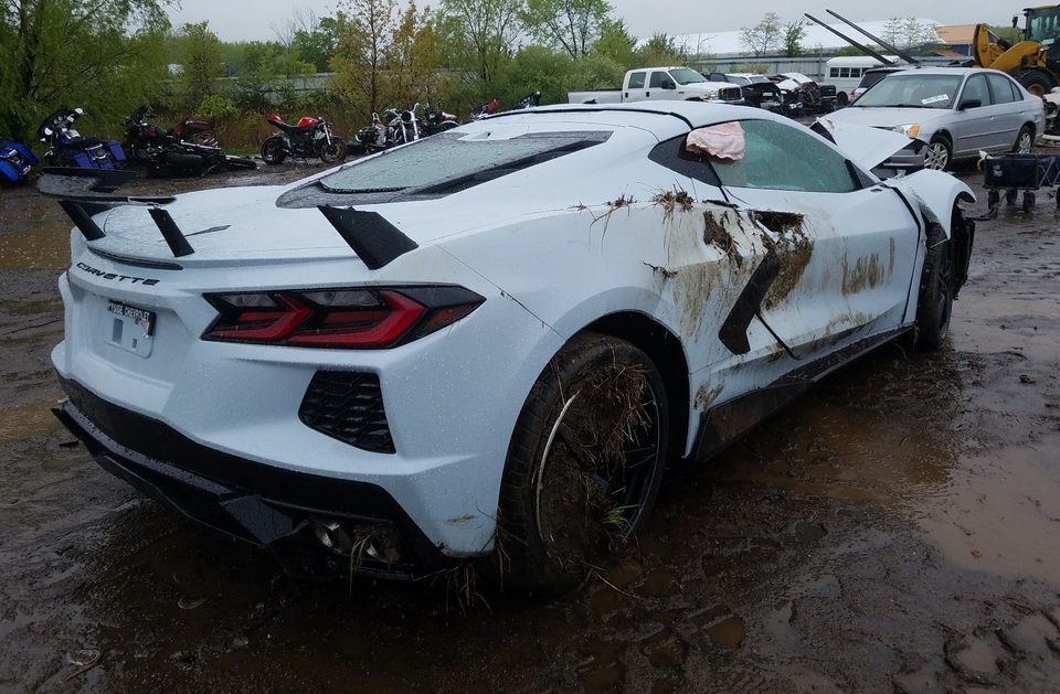 Kì lạ chiếc Corvette rách bươm sau tai nạn được rao bán đắt hơn xe mới - 5 Kì lạ chiếc Corvette rách bươm sau tai nạn được rao bán đắt hơn xe mới - 5